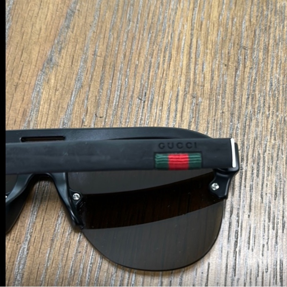 Gucci Stylish Black Aviator Sunglasses - Picture 3 of 4